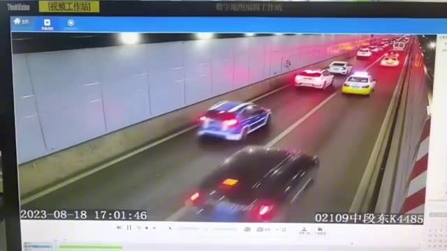 Video - Clip: Ô tô đang đi bất ngờ bốc cháy, 3 người nhảy ra ngoài thoát thân