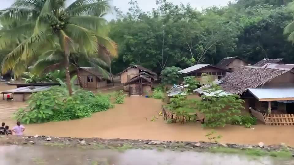 Video - Clip: Mưa lũ gây ngập lụt nhiều nơi ở Thái Lan và Philippines (Hình 2).