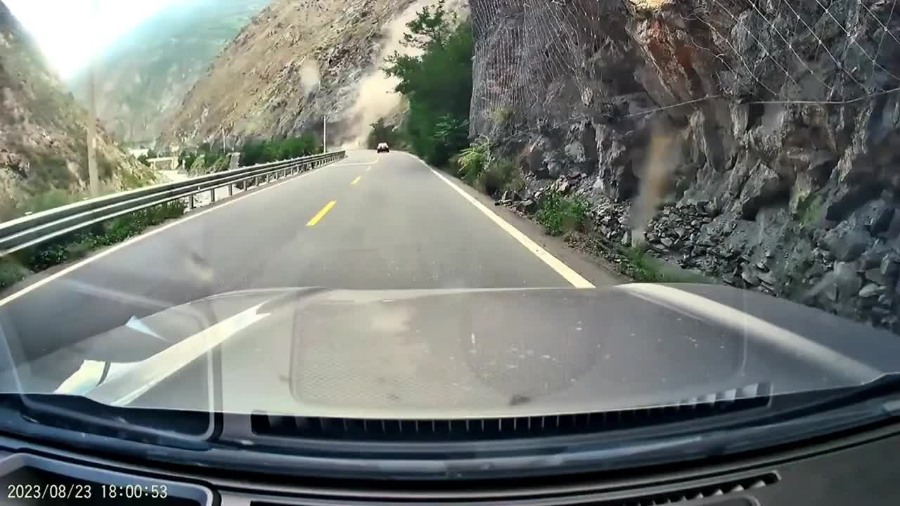 Video - Clip: Sạt lở kinh hoàng, tài xế ô tô hoảng hốt lùi xe thoát thân