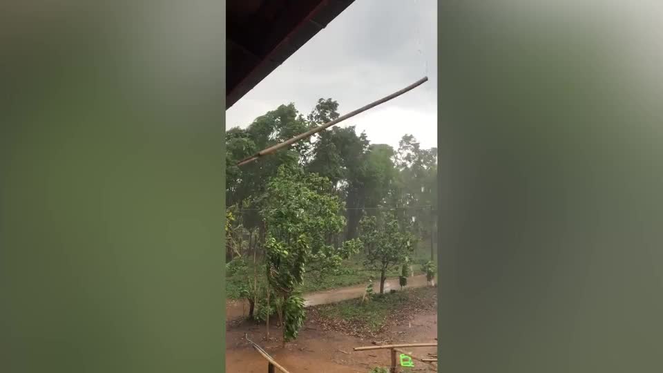 Video - Clip: Bão xé toạc mái nhà để xe của người dân ở miền bắc Thái Lan