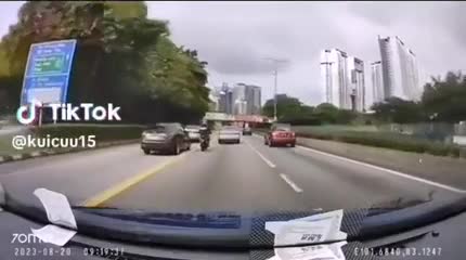 Video - Clip: Phanh gấp trước đầu xe máy để trả thù, tài xế ô tô nhận kết đắng