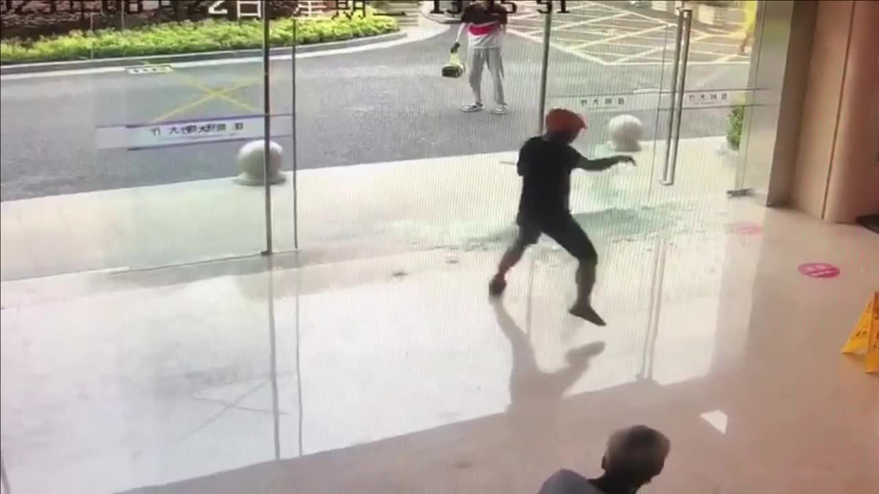 Video - Clip: Người giao hàng vô tình làm vỡ cửa kính khi mải nhìn điện thoại