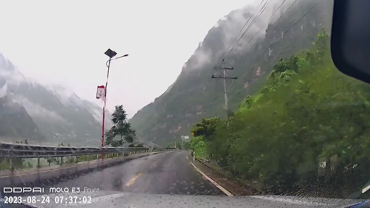 Video - Clip: Tảng đá khổng lồ rơi từ trên núi xuống suýt đè trúng ô tô