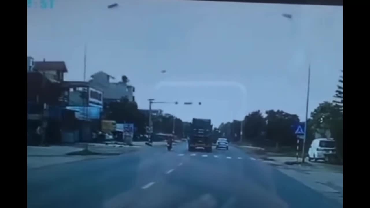 Video - Clip: Va chạm với xe ben, ô tô con bị xe tải tông nát đuôi