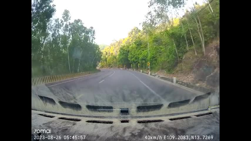 Video - Clip: Mất lái khi ôm cua, xe tải lật nghiêng rồi đâm vào vách núi