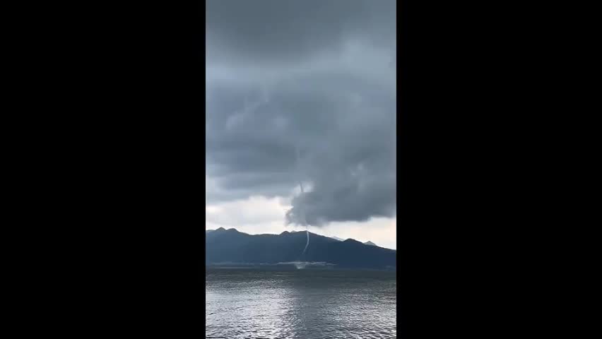 Video - Clip: Lốc xoáy bất ngờ xuất hiện trên hồ ở Trung Quốc sau tiếng sấm