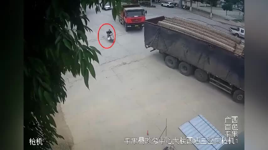 Video - Clip: Bị tông ngã, người đàn ông lồm cồm bò ra khỏi gầm xe tải