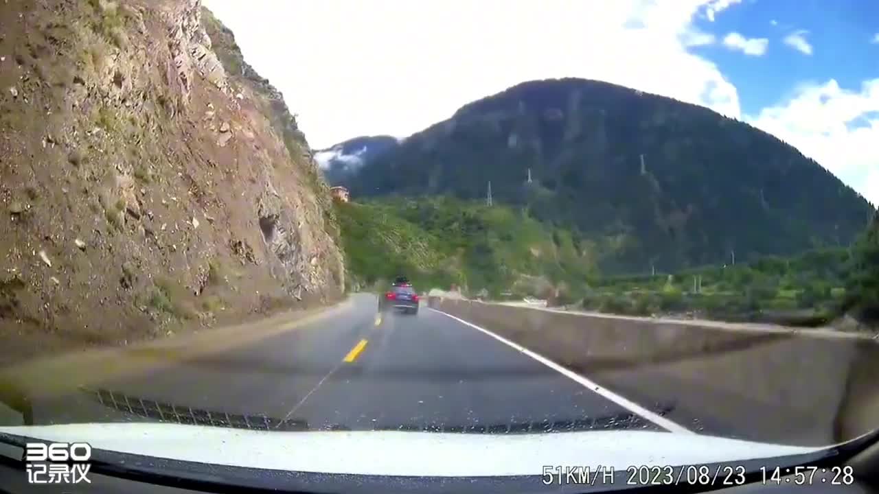 Video - Clip: Tài xế ô tô phản xạ cực nhanh, thoát đá rơi trong gang tấc