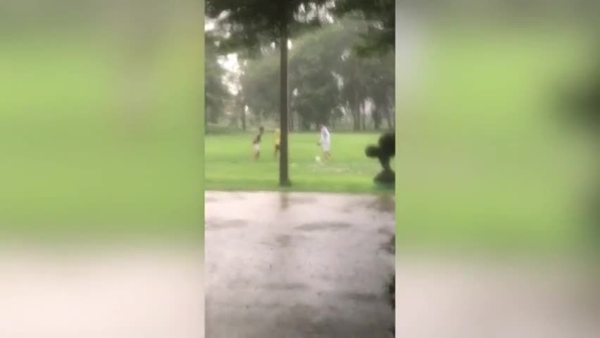 Video - Clip: Sấm sét khiến các cậu bé khiếp sợ khi đang chơi bóng trong mưa