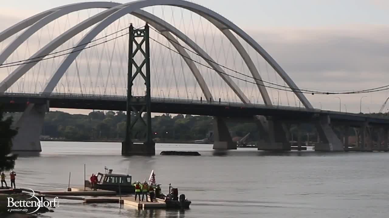 Video - Clip: Cận cảnh quá trình đánh sập phần còn lại của một cây cầu cũ ở Mỹ