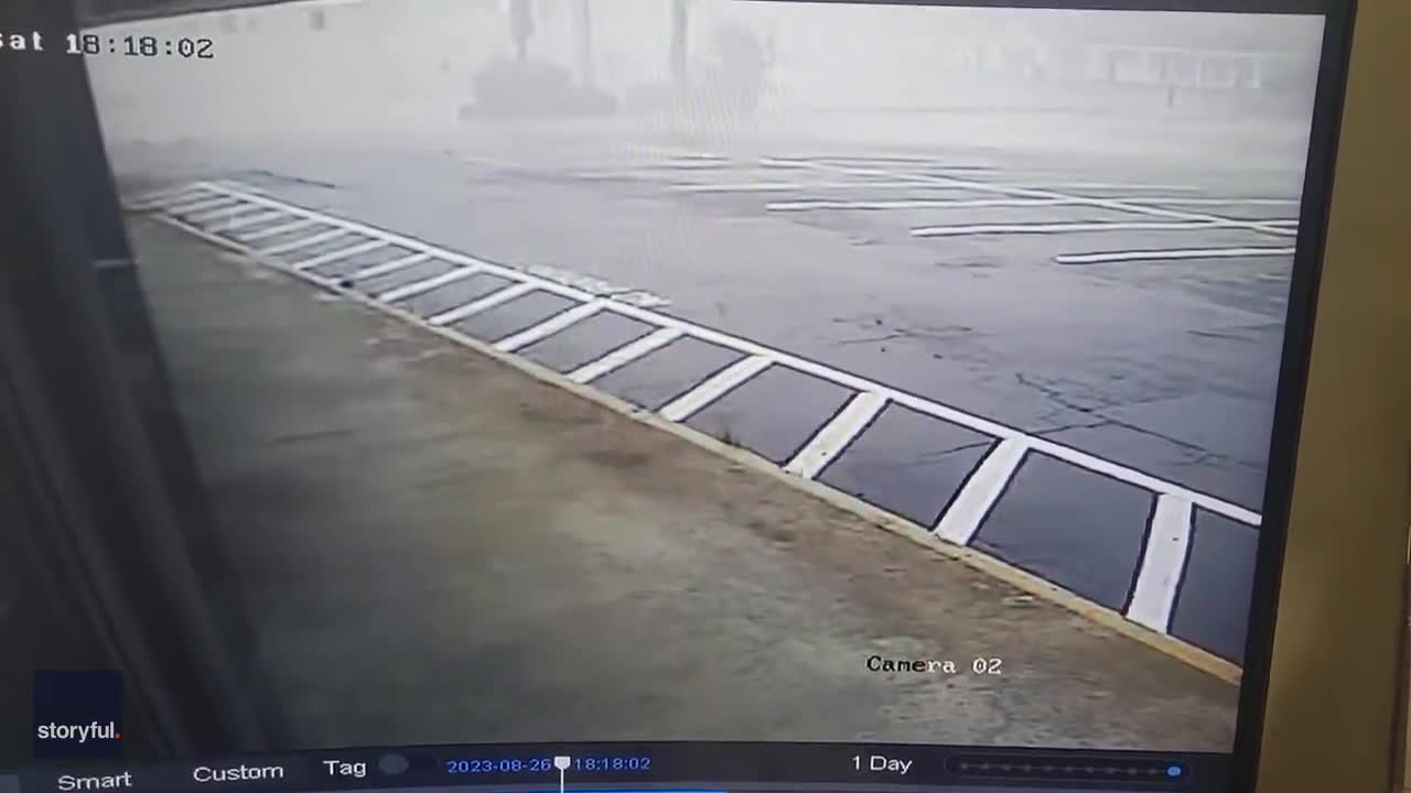 Video - Clip: Kinh hoàng mái nhà đổ sập do bão