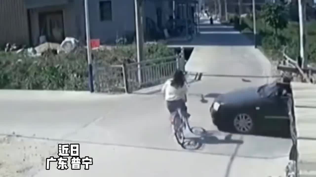 Video - Clip: Bị ô tô tông văng lên nắp capo, cô gái có hành động bất ngờ