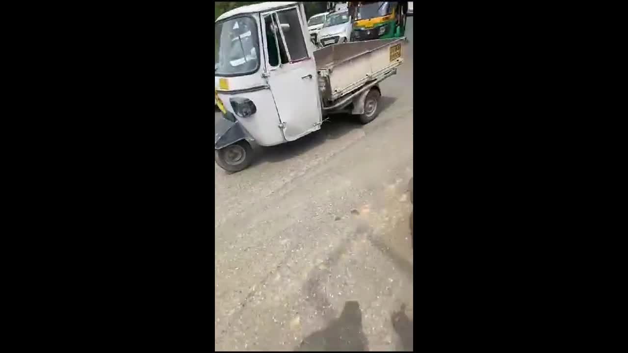 Video - Clip: Đi ngược chiều, nữ tài xế vẫn hung hăng lao vào đánh người