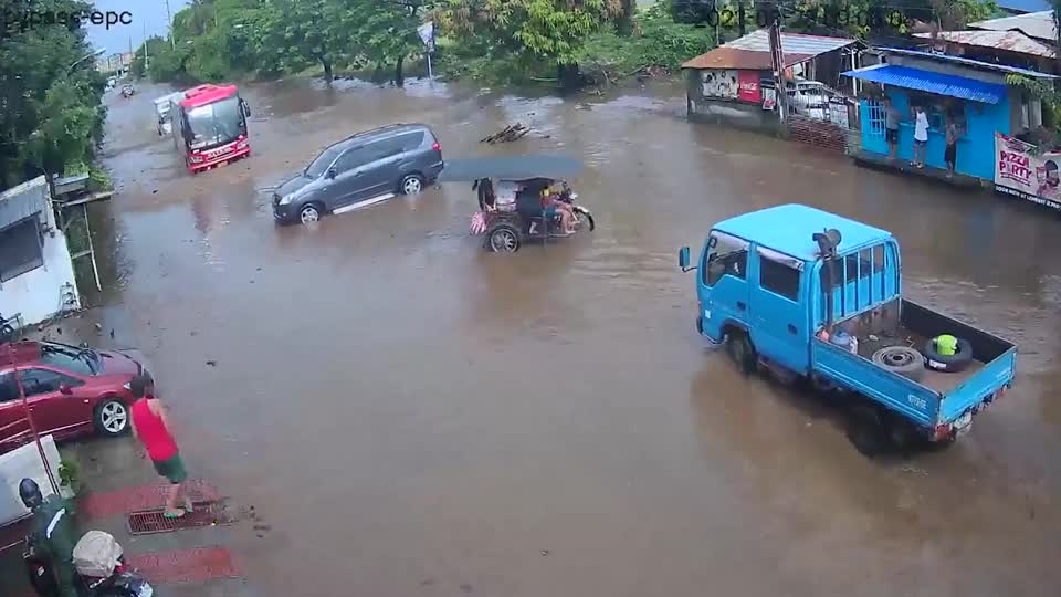 Video - Clip: Xe lao xuống mương ngập nước khi bão Saola đổ bộ vào Philippines