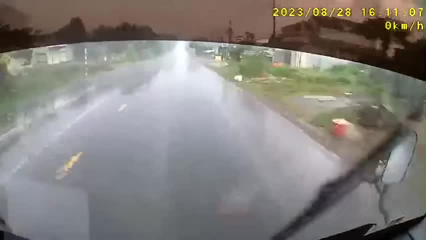 Video - Clip: Khoảnh khắc xe tải mất lái, tông lật xe khách trên quốc lộ 14