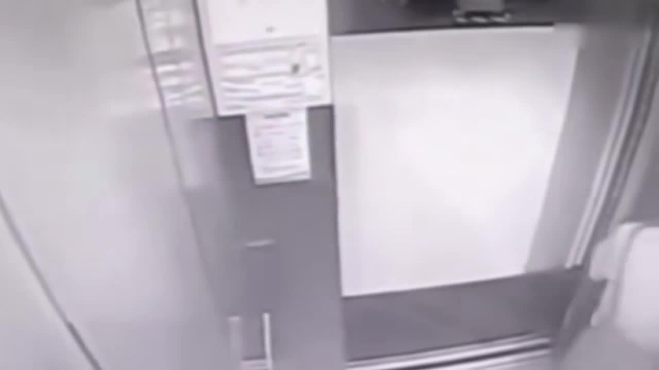 Video - Người phụ nữ sinh con trong thang máy rồi thản nhiên bỏ vào thùng rác