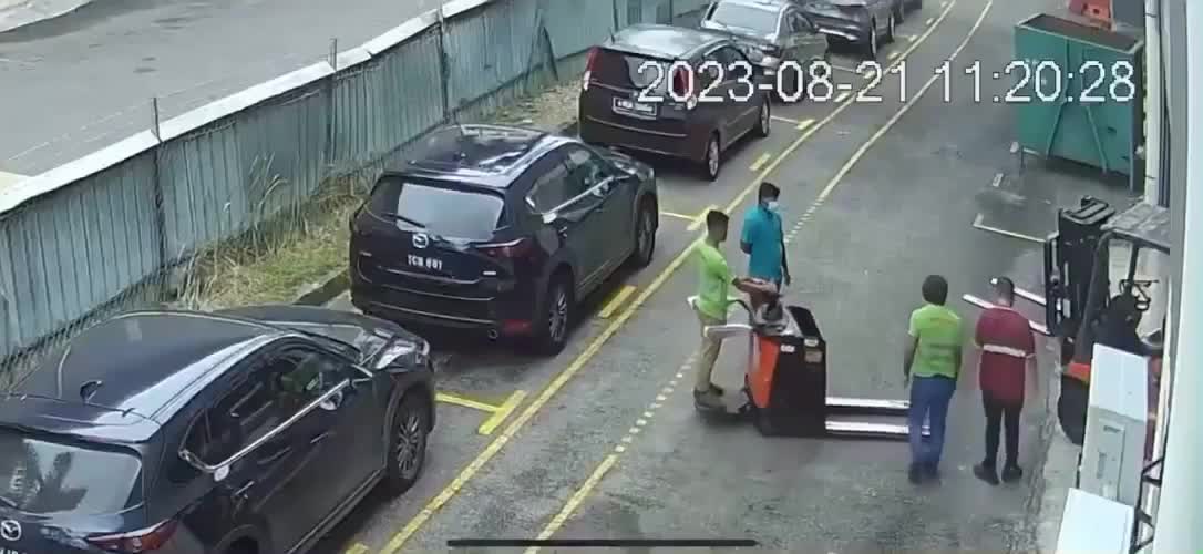Video - Clip: Công nhân bất cẩn khiến xe nâng trôi xuống dốc, đâm thủng ô tô