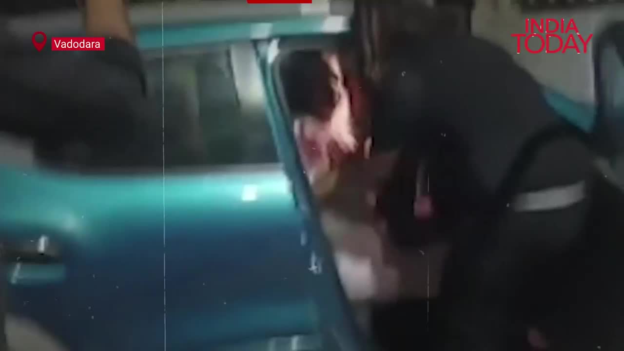Video - Clip: Lái xe gây tai nạn, nữ tài xế say rượu la hét rồi tát cảnh sát