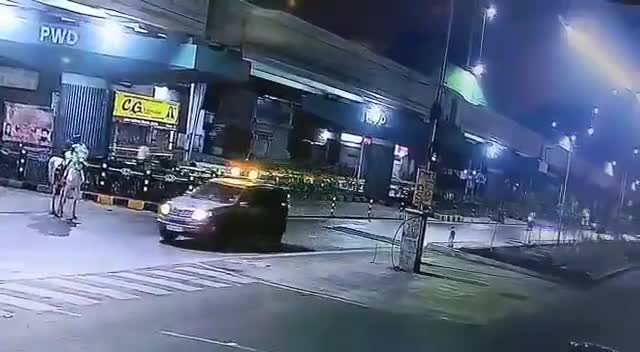 Video - Clip: Cưỡi ngựa băng qua đường, người đàn ông bị xe máy tông gục