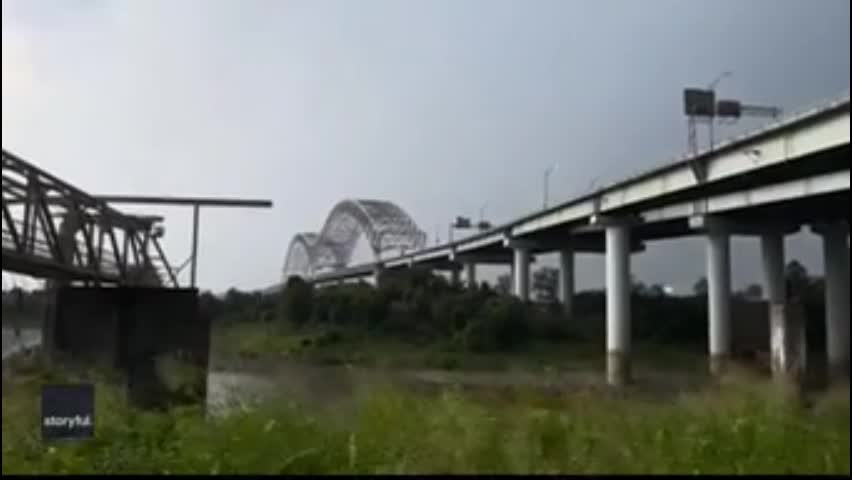 Video - Clip: Sét đánh trúng cây cầu trong giông bão