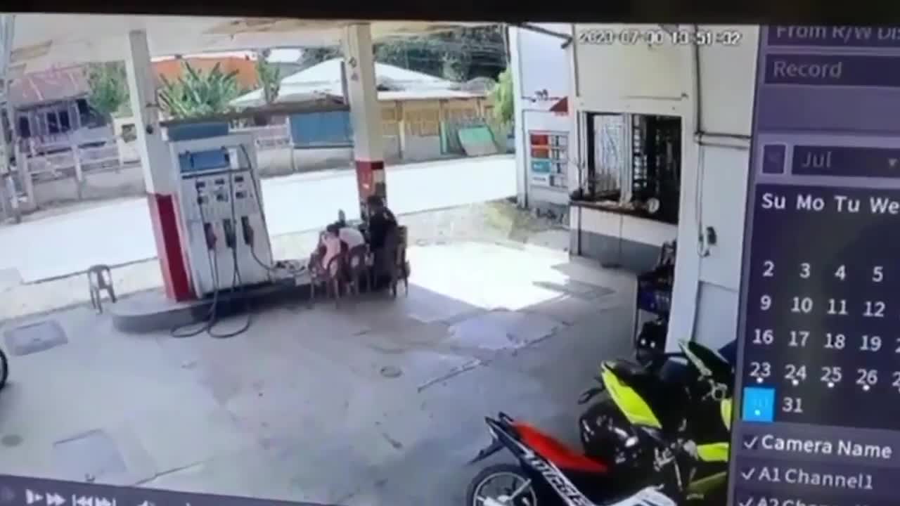Video - Clip: Đuổi đánh được hai tên cướp, người phụ nữ vỗ tay ăn mừng