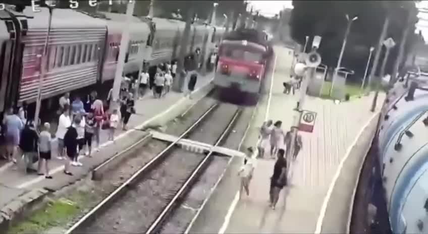 Video - Clip: Hai cha con bị tàu hỏa tông trúng khi băng qua đường ray