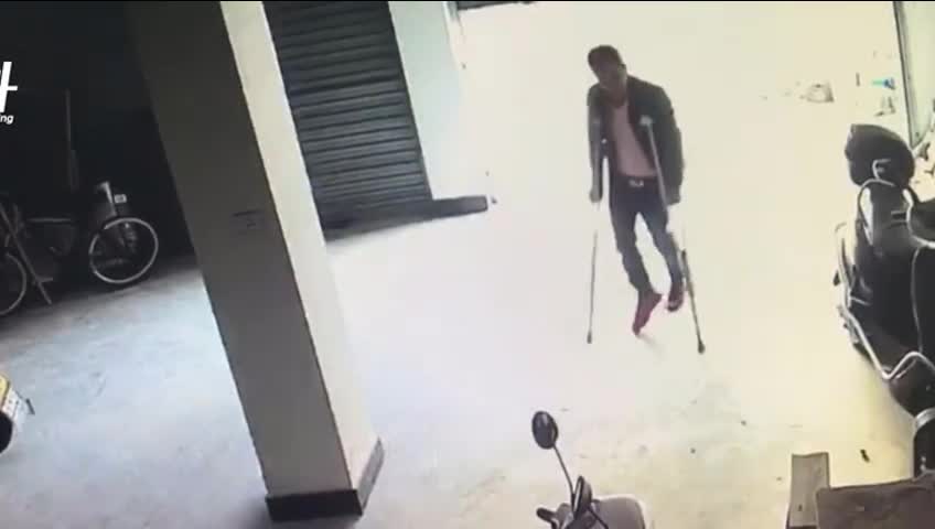 Video - Clip: Ngã gãy chân, người đàn ông vẫn chống nạng đi trộm điện thoại