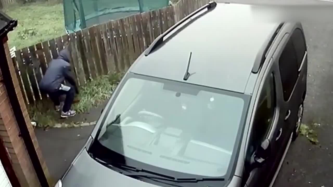 Video - Clip: Đập kính ô tô trộm đồ, đạo chích bị gạch văng trúng mặt