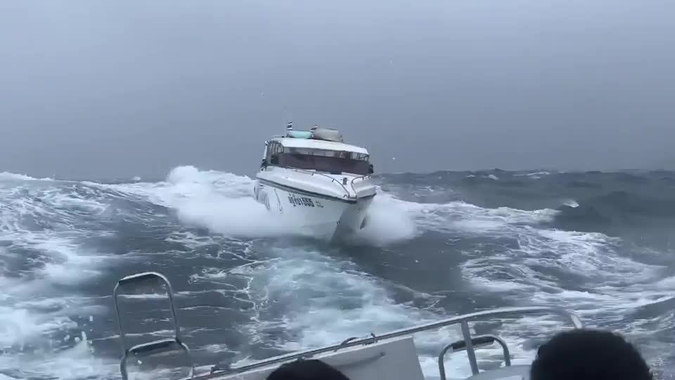 Video - Clip: Du khách hoảng sợ khi tàu cố vượt qua sóng lớn trong cơn bão