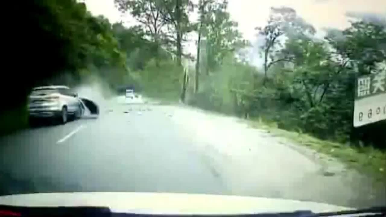 Video - Clip: Tảng đá khổng lồ rơi từ trên đồi xuống đè nát đầu ô tô đang chạy