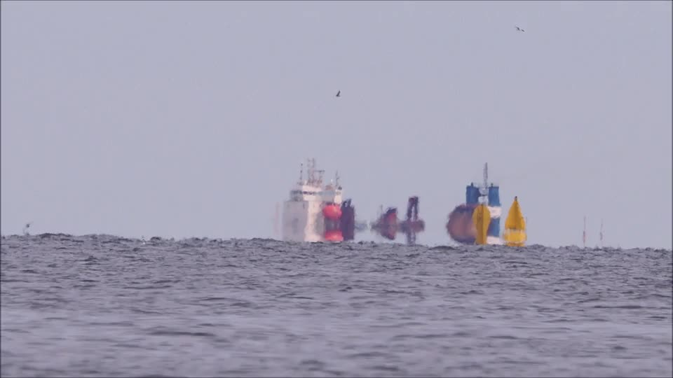 Video - Clip: Kỳ lạ cảnh tượng con tàu “bay lơ lửng” trên mặt nước