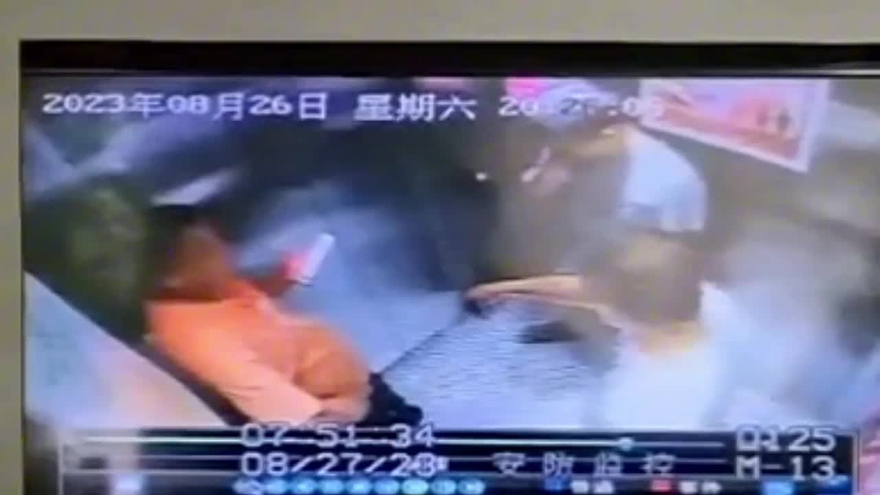 Video - Clip: Thang máy bất ngờ rơi tự do, hất văng 3 cư dân lên không trung