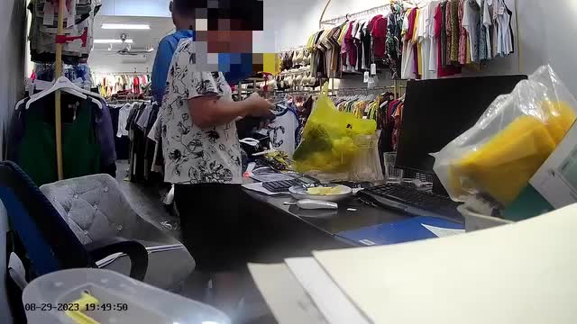 Video - Clip: Thanh niên cầm dao bầu khống chế chủ shop quần áo cướp tiền