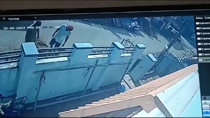 Video - Clip: Đứng quan sát công trình, người đàn ông bị tường đè trúng