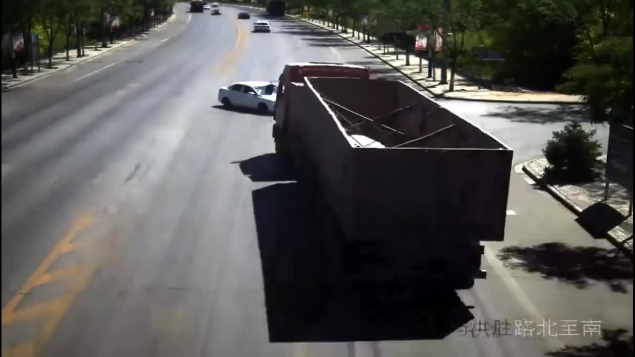 Video - Clip: Tài xế xe tải đánh lái khẩn cấp, thoát tai nạn thảm khốc