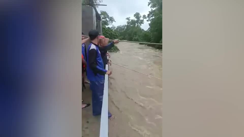 Video - Kịch tính giải cứu trẻ em mắc kẹt trong lũ lụt khi bão Saola đổ bộ