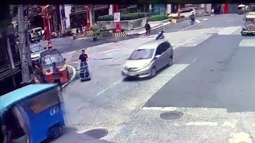 Video - Clip: Kinh hoàng cột điện đổ xuống đường làm 3 người bị thương