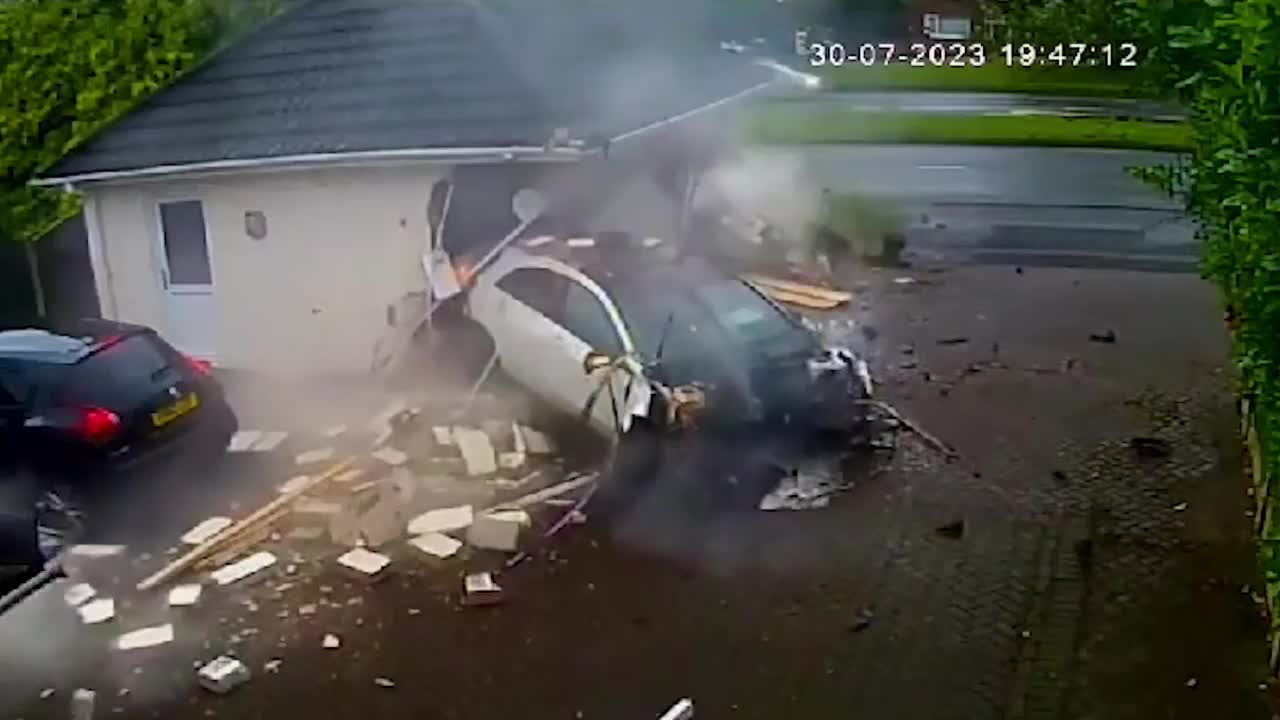 Video - Clip: Chạy tốc độ cao, Mercedes tông nát nhà dân khi vào cua