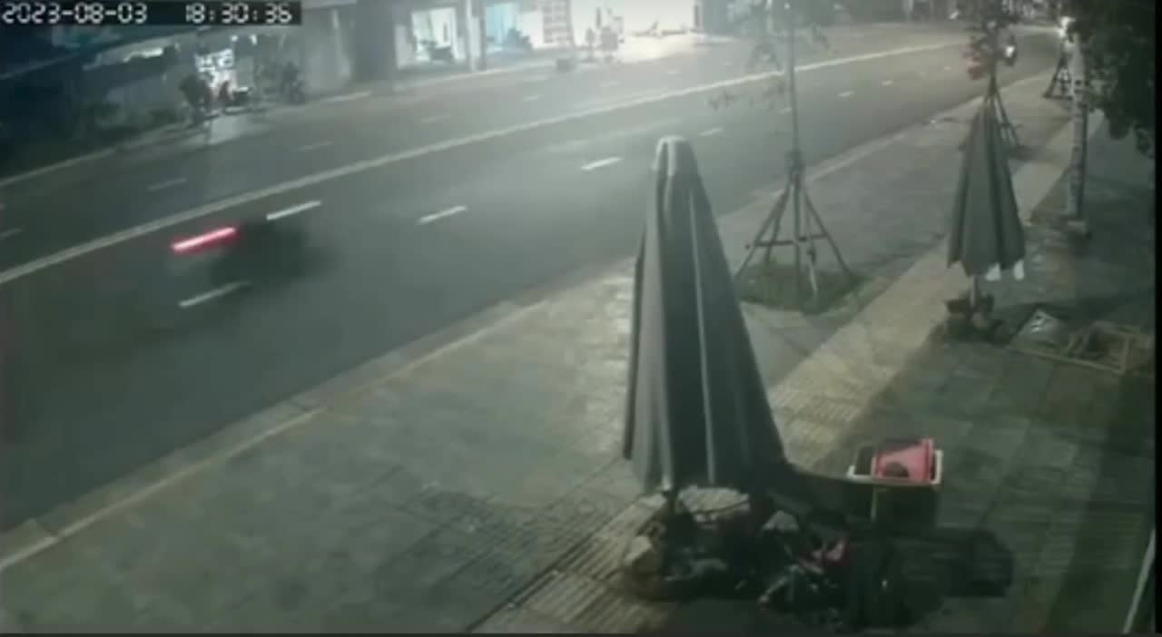 Video - Clip: Khoảnh khắc 2 ô tô đấu đầu trực diện khiến 1 người tử vong