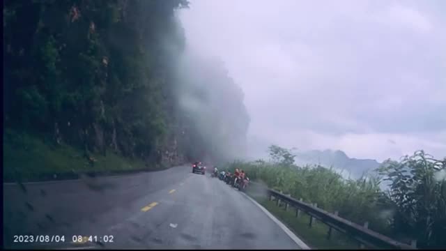 Video - Clip: Khoảnh khắc tảng đá khổng lồ rơi trúng ô tô trên đèo Thung Khe