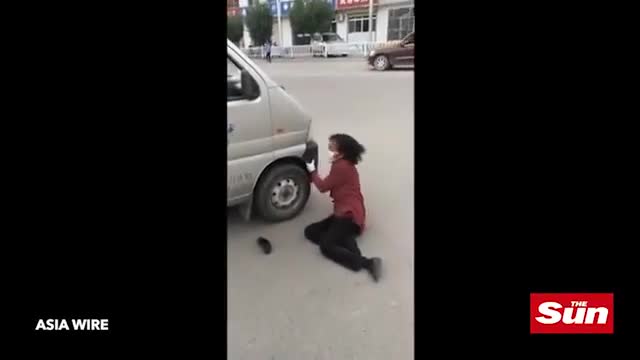 Video - Clip: Người phụ nữ liên tục đập đầu vào xe tải để ăn vạ và cái kết