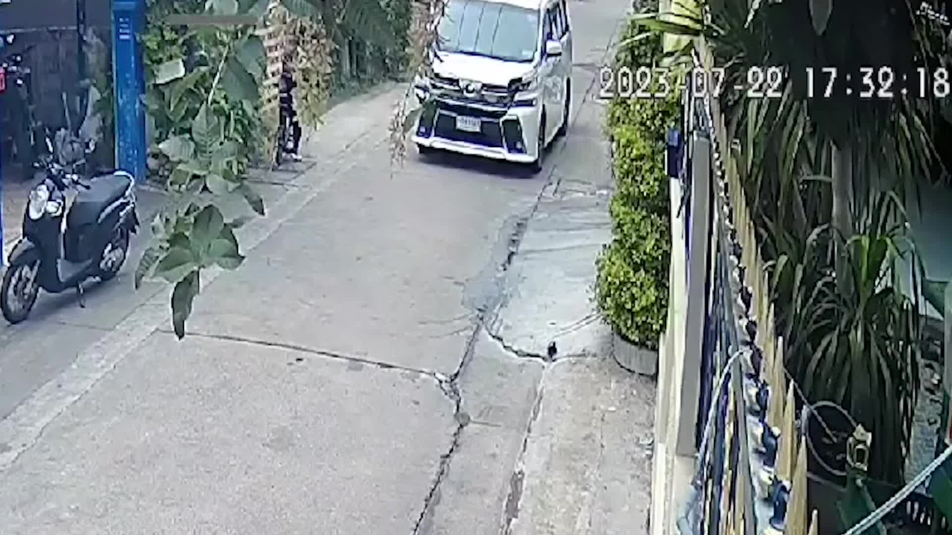 Video - Clip: Tài xế nhanh trí đạp phanh 'cứu mạng' bé trai lao qua đường