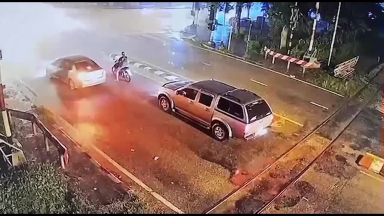 Video - Clip: Ô tô dừng giữa đường bất ngờ phát nổ kinh hoàng gần đồn cảnh sát