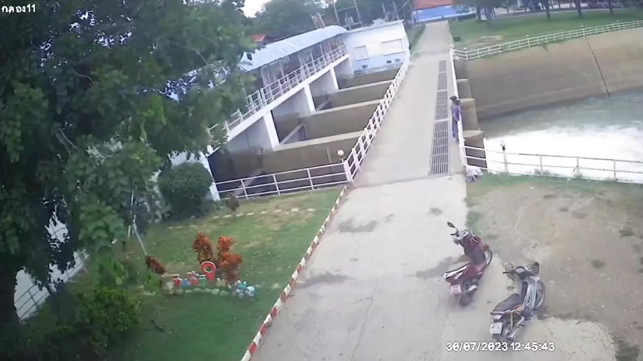Video - Clip: Kinh hoàng cảnh xe tải mất phanh đâm xuyên tường văn phòng