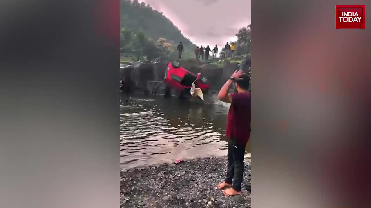 Video - Clip: Ô tô lao xuống thác nước, dân vội vàng nhảy xuống cứu người