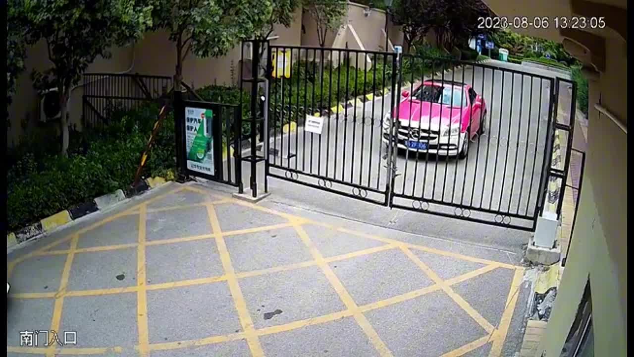 Video - Clip: Tranh cãi, tài xế Mercedes hung hăng hất bảo vệ lên nắp capo