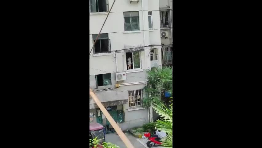 Video - Clip: Thót tim cảnh cậu bé đi lại bên mép cửa sổ một tòa nhà