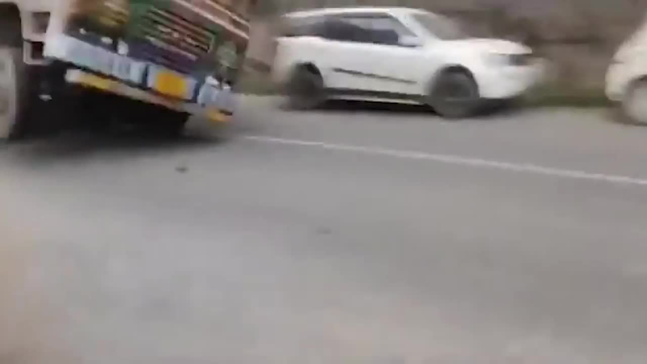 Video - Clip: Mất phanh, xe tải đâm trúng 4 phương tiện rồi lật nghiêng
