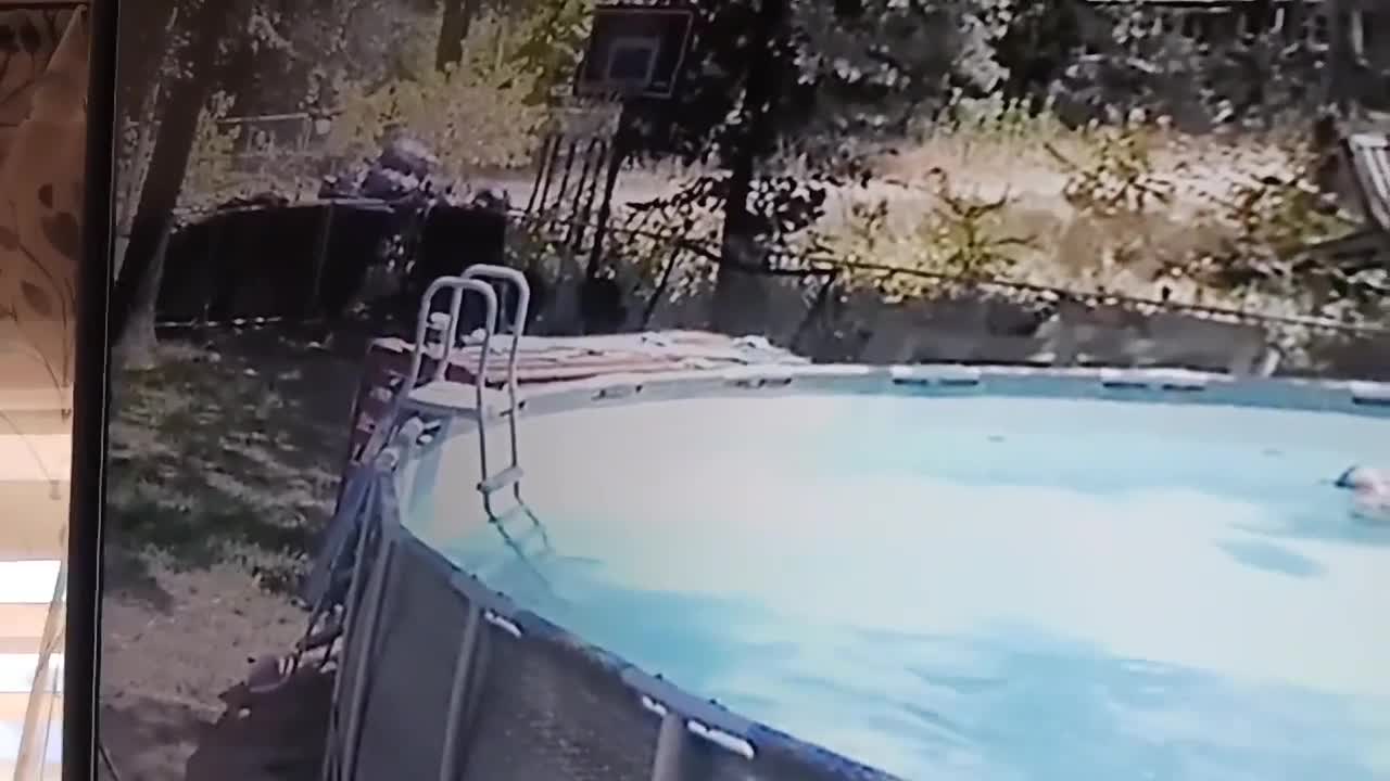 Video - Bé trai phản ứng cực nhanh, cứu mẹ bị động kinh thoát khỏi đuối nước