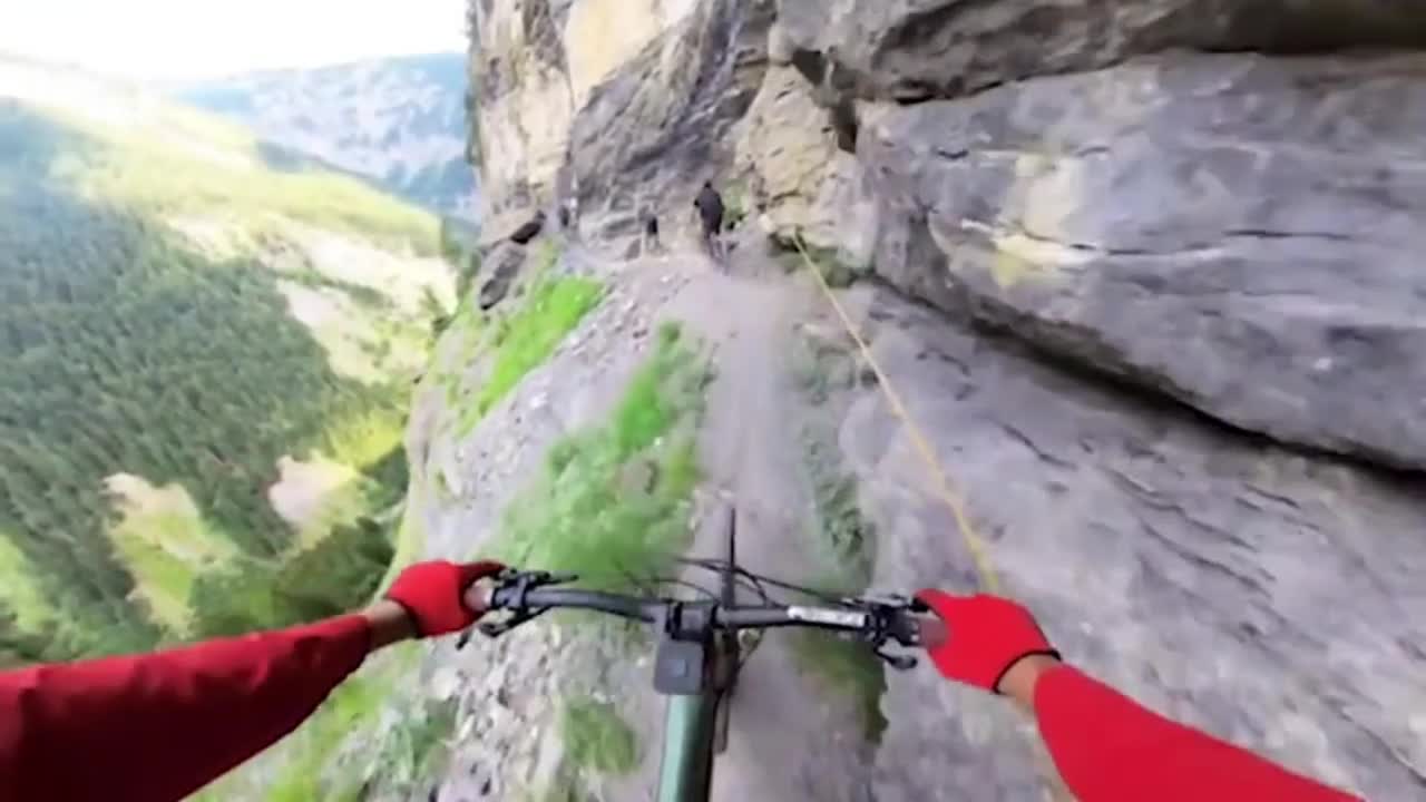 Video - Clip: Thót tim cảnh đi xe đạp tại một trong những con đường nguy hiểm nhất thế giới